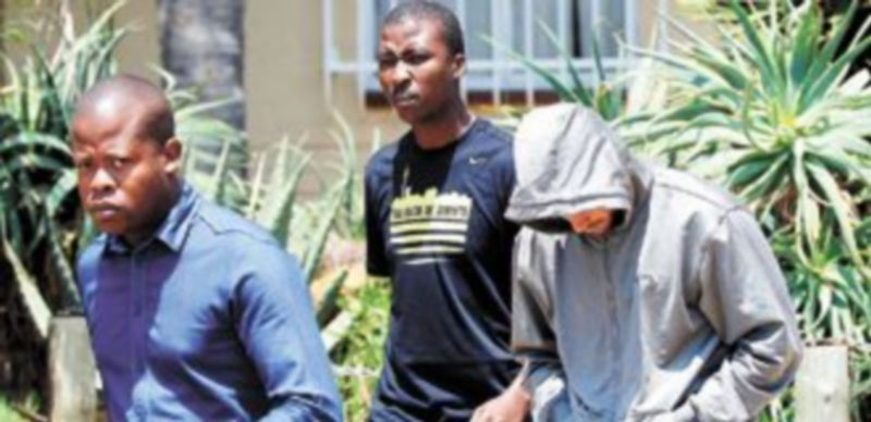 El deportista salió de su domicilio con la cabeza agachada y protegido por la capucha de una sudadera. / Reuters