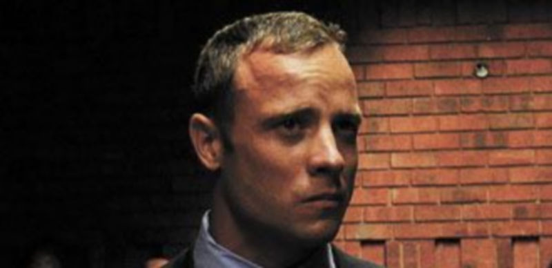 Pistorius escucha con gesto serio las palabras del fiscal. / Reuters