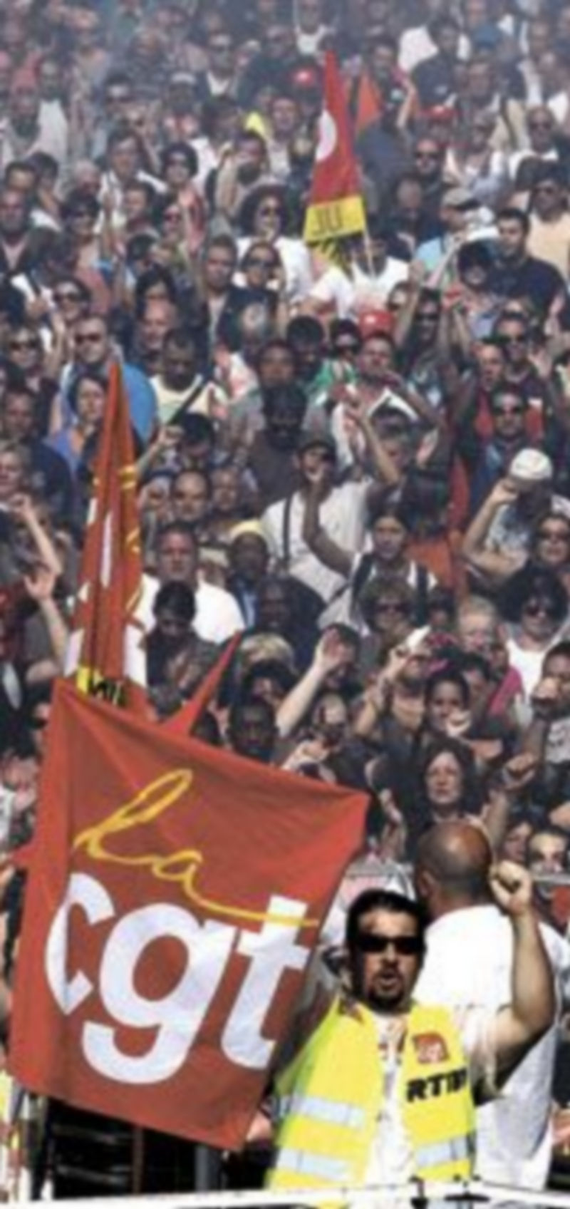 Cientos de trabajadores marchan por las calles de Marsella. / EFE
