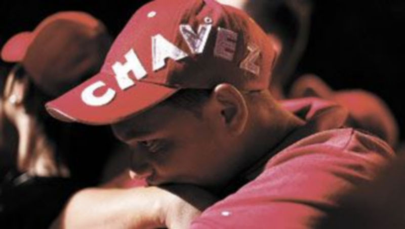 Un simpatizante de Hugo Chávez se entristece tras conocer los primeros resultados de los comicios celebrados el pasado domingo. / Reuters