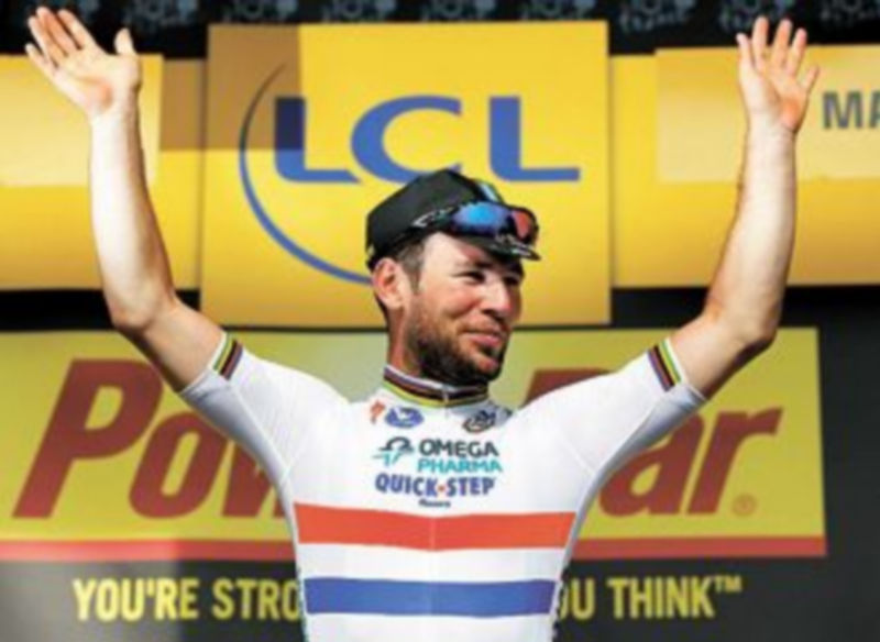 Cavendish posa sonriente en el podio de Marsella. / Y. Valat (EFE)
