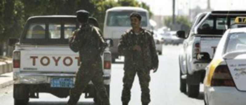 Miembros del Ejército yemení inspeccionan los vehículos que se aproximan al aeropuerto en la ciudad de Saná para evitar un ataque. / Reuters
