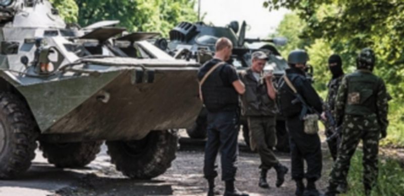 Soldados ucranianos descansan tras los combates en Slaviansk. / Reuters