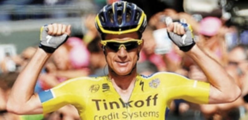 El oceánico levanta los brazos en señal de victoria tras cruzar la línea de meta. / luca zennaro (efe)