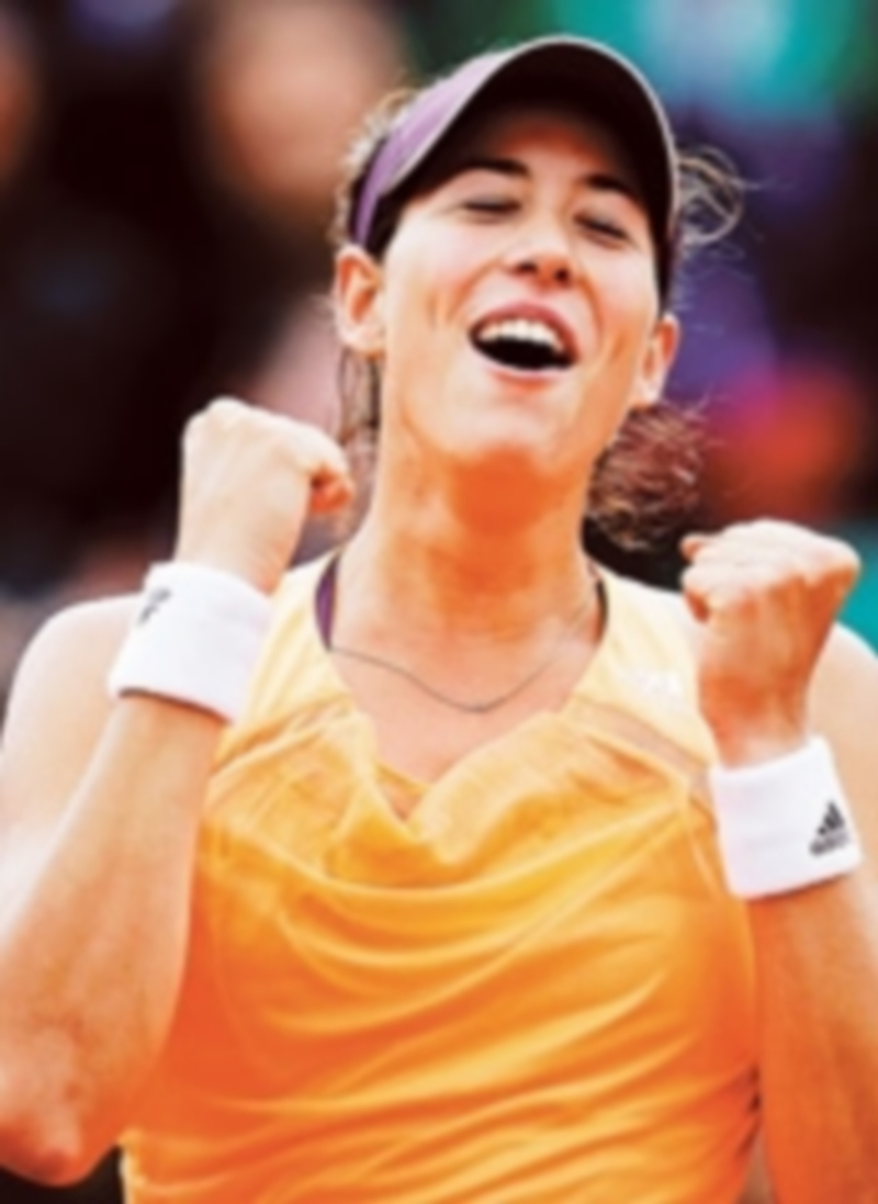 Muguruza festeja su triunfo en la pista Suzanne Lenglen. / J.P. pelissier (reuters)