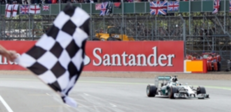 Hamilton ve la bandera a cuadros en el pasado GP de Gran Bretaña. / Efe