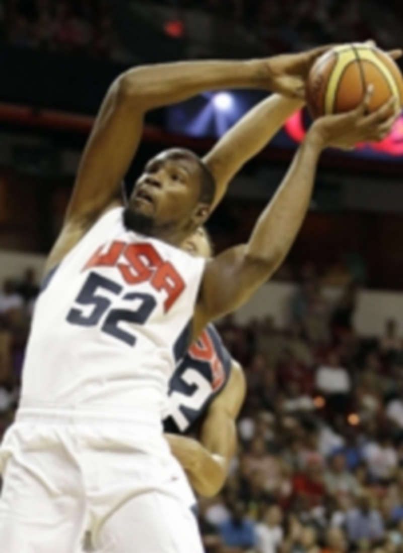 El alero estadounidense Kevnin Durant entrando a canasta. / Agencias