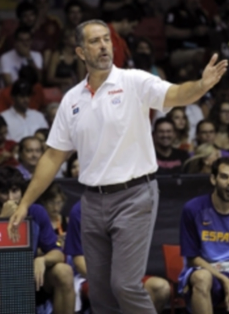 Orenga da indicaciones a sus jugadores en el partido amistoso ante Angola. / Efe