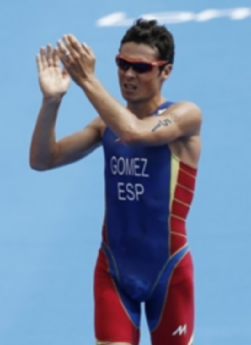El triatleta español Javier Gómez Noya aplaude a sus seguidores. / Agencias