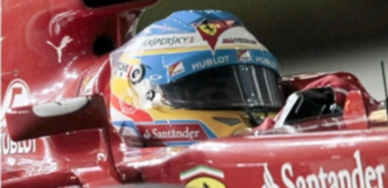 El piloto asturiano de Ferrari Fernando Alonso a los mandos de su bólido. / Efe