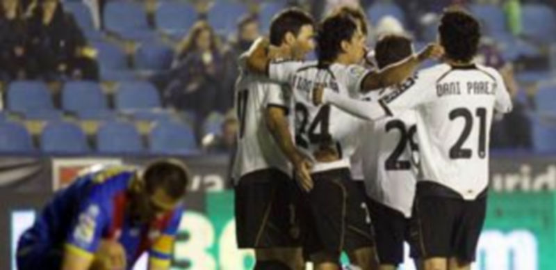 El equipo de Emery celebra la consecución de uno de los goles que consiguió ayer en el campo del Levante. / Reuters