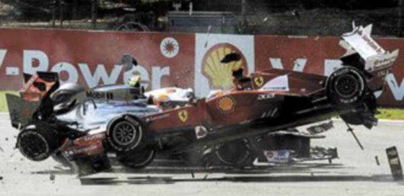 Alonso voló sobre el trazado belga. / J. van de Vel (Reuters)