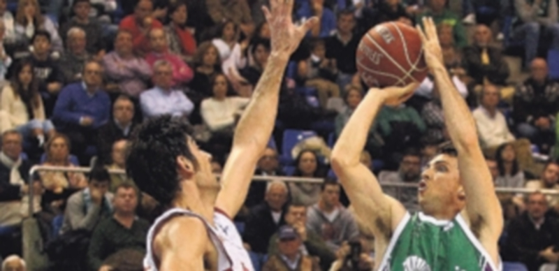 Ryan Toolson (derecha) lanza a canasta ante la oposición de Juanjo Triguero. / EFE