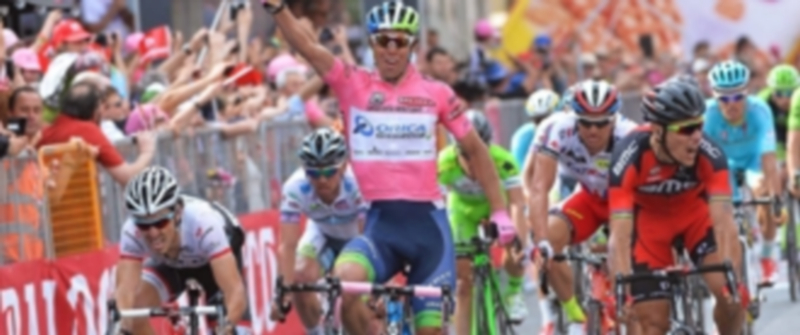 Matthews (en el centro) superó al sprint a Felline (izq) y Gilbert (dcha). / EFE