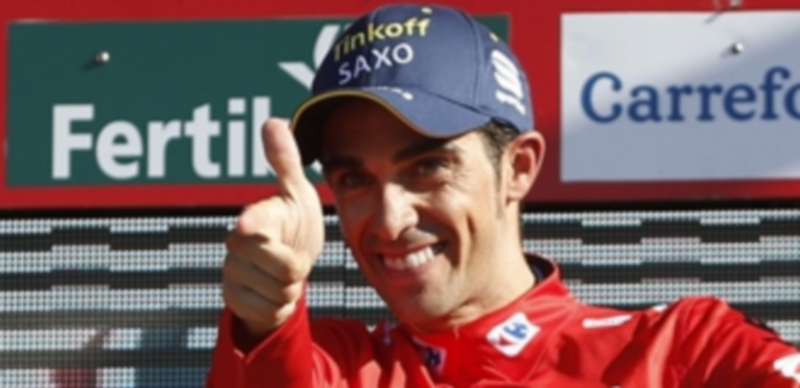 Alberto Contador hace su característico gesto tras vestirse de rojo. / Efe