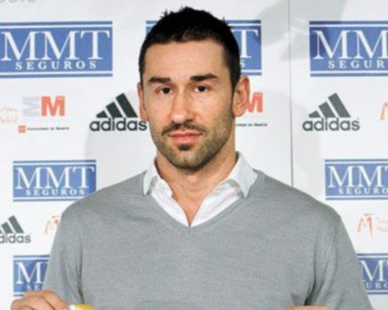 Marko Jaric posa con la camiseta del Real Madrid. / EFE