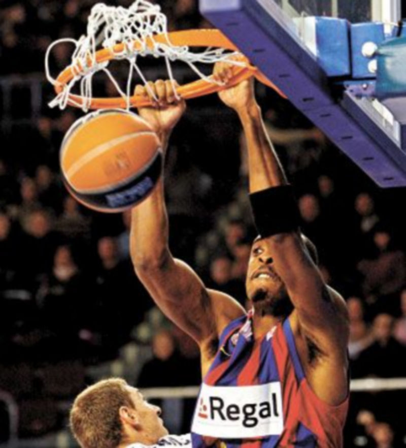 Terence Morris realiza un mate ante Katelynas. / EFE