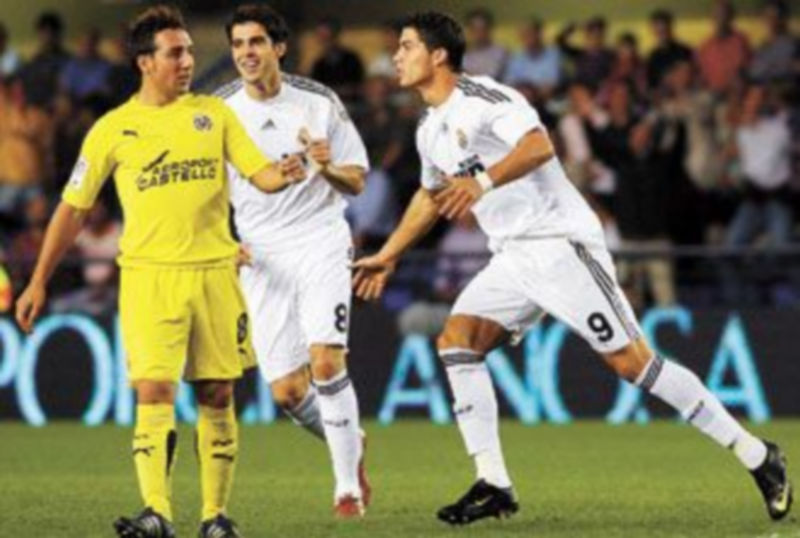 Manuel Pellegrini podría dar descanso a Cristiano Ronaldo (d) o a Kaká. / REUTERS