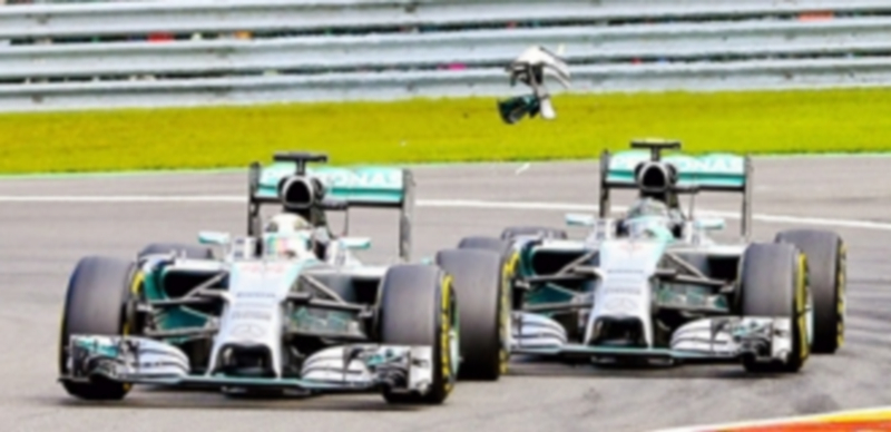 Instante del choque entre los dos pilotos de Mercedes