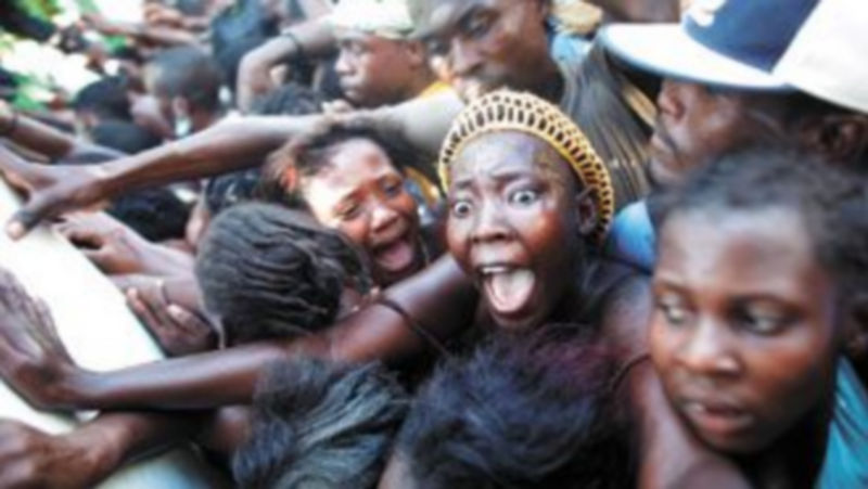 Las aglomeraciones durante los repartos de comida en Puerto Príncipe forman parte del día a día de los haitianos. / CARLOS BARRIA (reuters)