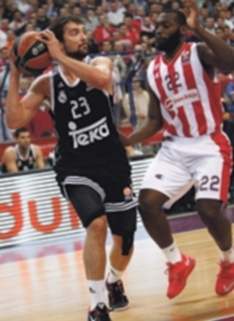 Sergio Llull (izquierda) trata de superar la defensa de Charles Jenkins. / EFE