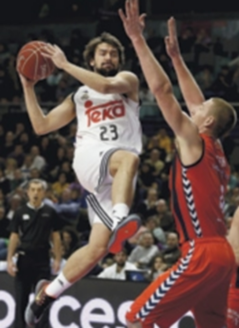 Sergio Llull (izq) intenta superar al pívot estadounidense Colton Iverson. / EFE