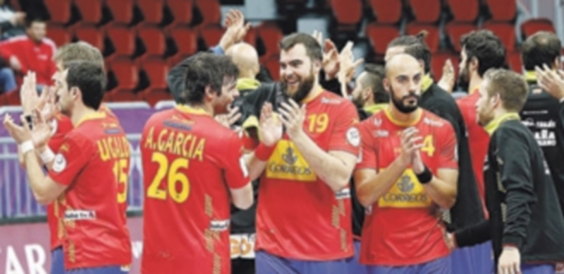 Los jugadores de la Selección Española de balonmano celebran su victoria ante Chile tras el partido de ayer. / EFE