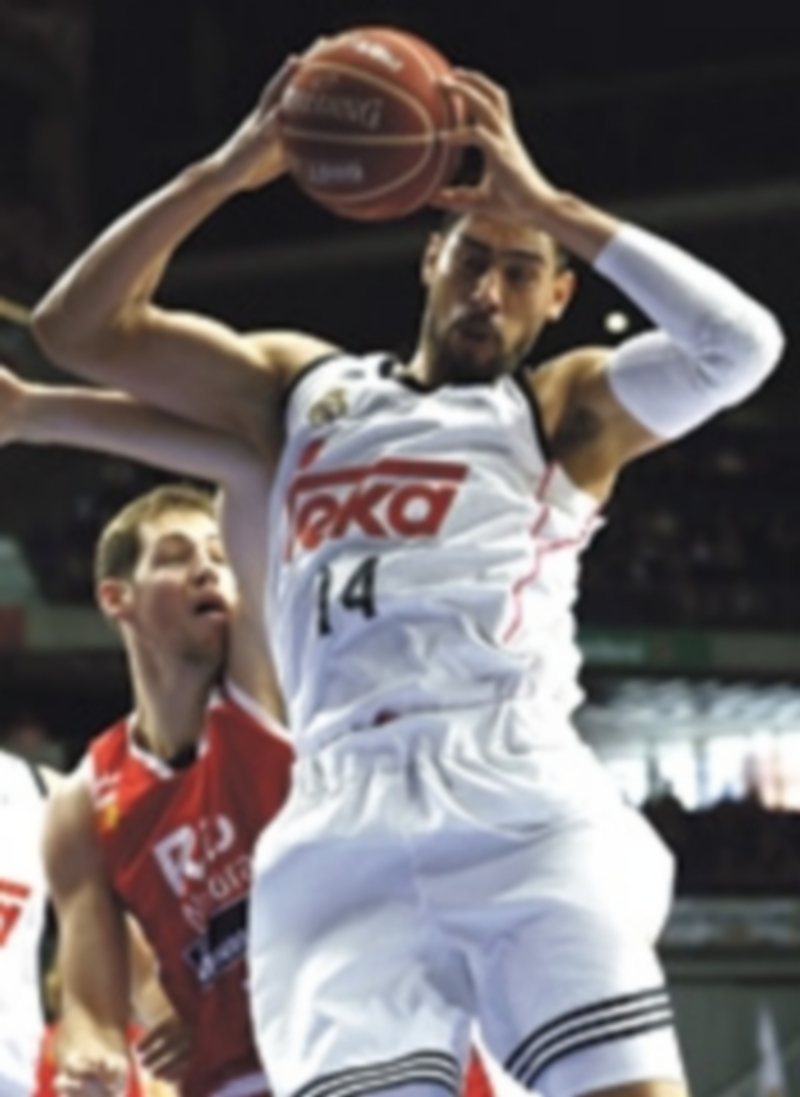 El madridista Gustavo Ayón (derecha) atrapa un rebote ante Daniel Miller. / EFE