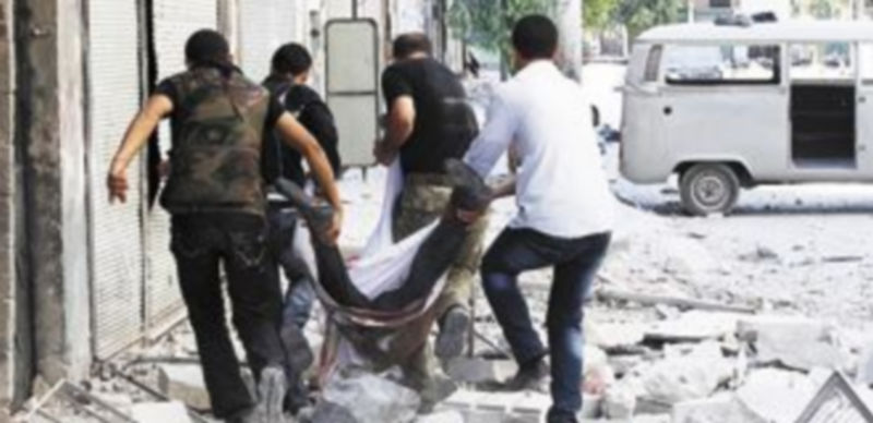 Soldados del frente rebelde trasladan a un combatiente fuera de la línea de fuego en la ofensiva de Alepo. / Reuters