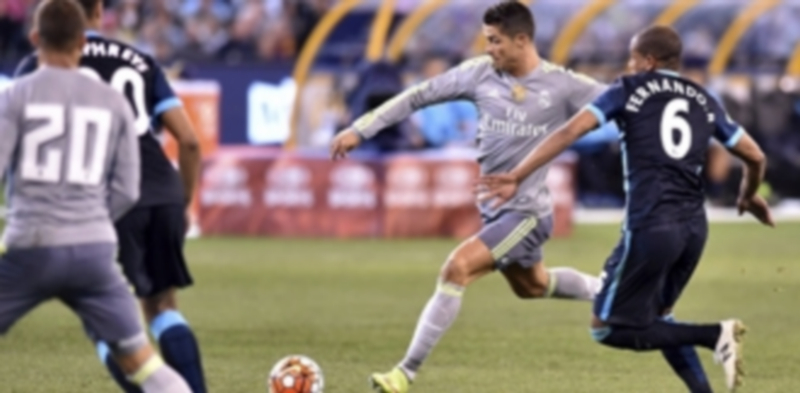 El delantero portugués del Real Madrid Cristiano Ronaldo (2d) trata de marcar contra el Manchester City. / EFE