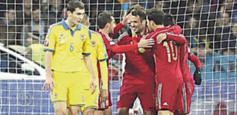 Los jugadores españoles celebran el gol anotado por Mario Gaspar que significó la victoria del conjunto nacional ante una Ucrania que mereció más. / EFE