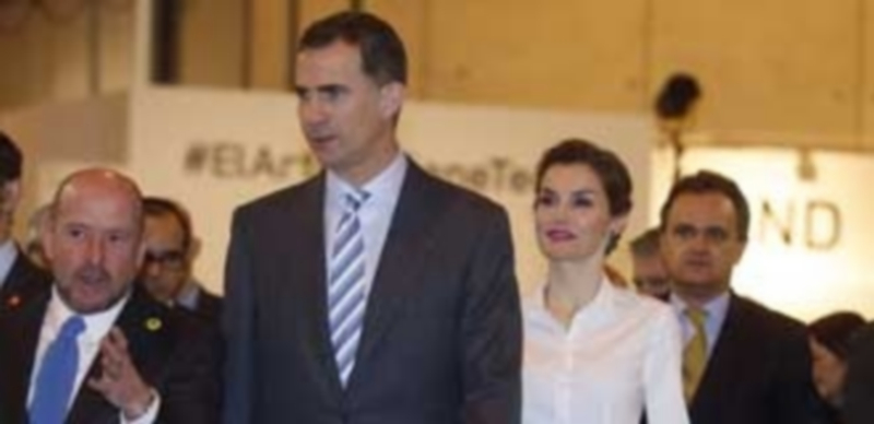 Felipe VI y Letizia acompañados por el director de ARCO