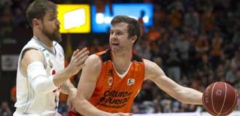 El ala-pívot del Valencia Basket John Shurna (d) y el ala pívot del Real Madrid Andrés Nocioni durante el partido. / EFE