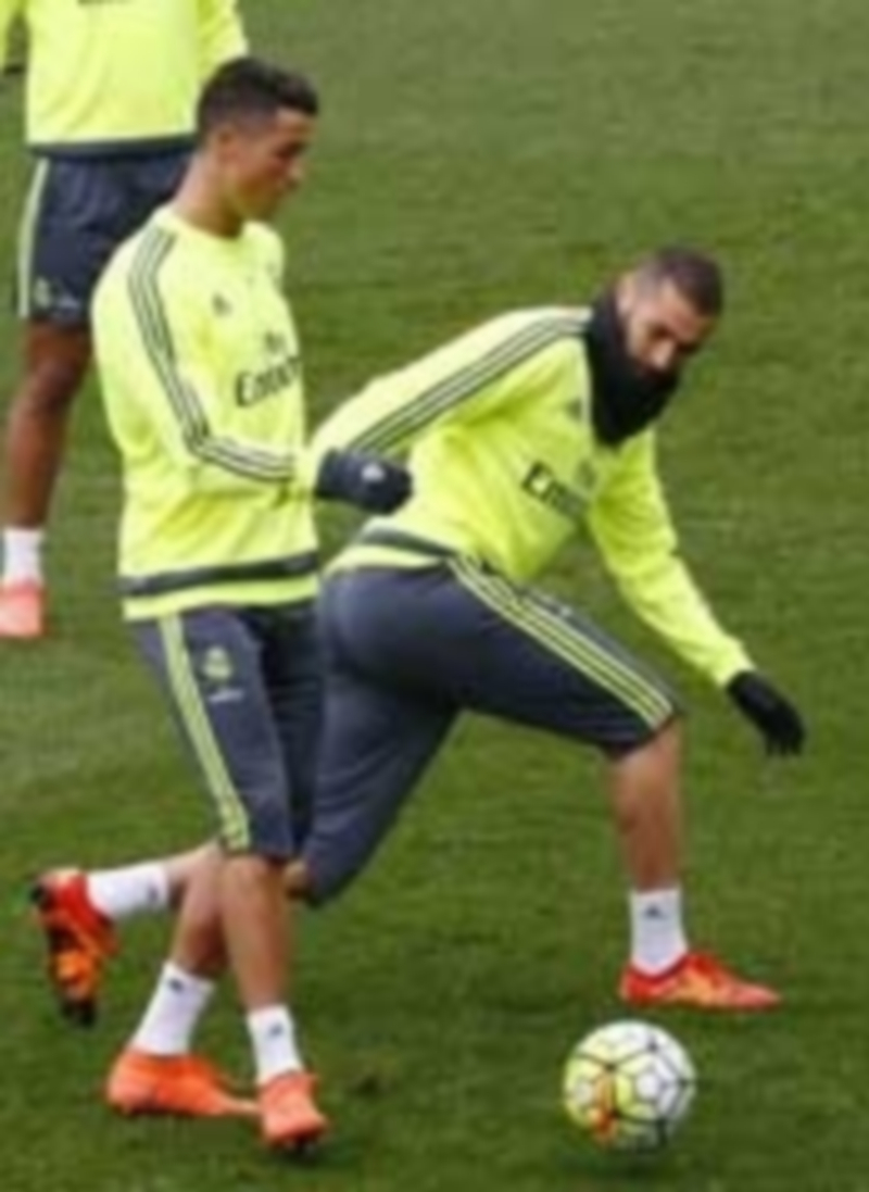 Karim Benzema se perderá un mínimo de cuatro partidos por lesión. / EFE