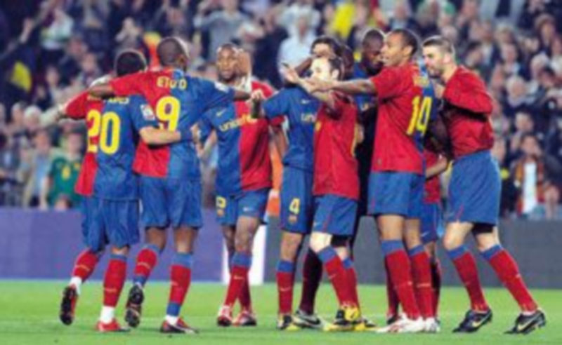 Los jugadores del FC Barcelona celebran el tercer gol del equipo sobre los sevillistas./ efe