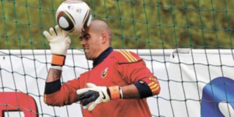 Víctor Valdés se ha amoladado a la perfección al grupo y afirma que participará en las apuestas de los porteros. / Efe
