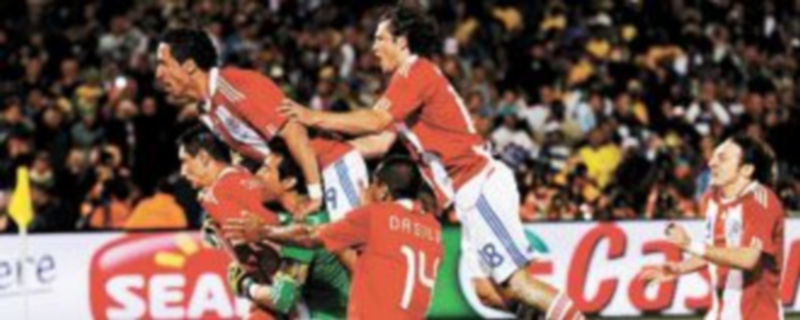 Los paraguayos celebran su puntería en la tanda de penaltis