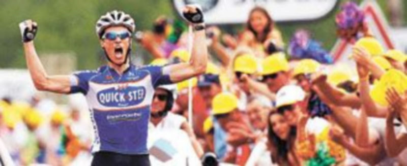 Chavanel celebra su triunfo en la primera etapa alpina. /Reuters