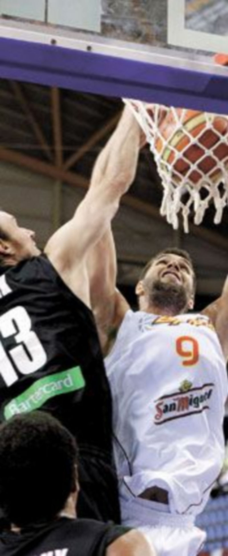 Felipe Reyes lanza a canasta ante el ala pivot de Nueva Zelanda Casey Frank. / EFE