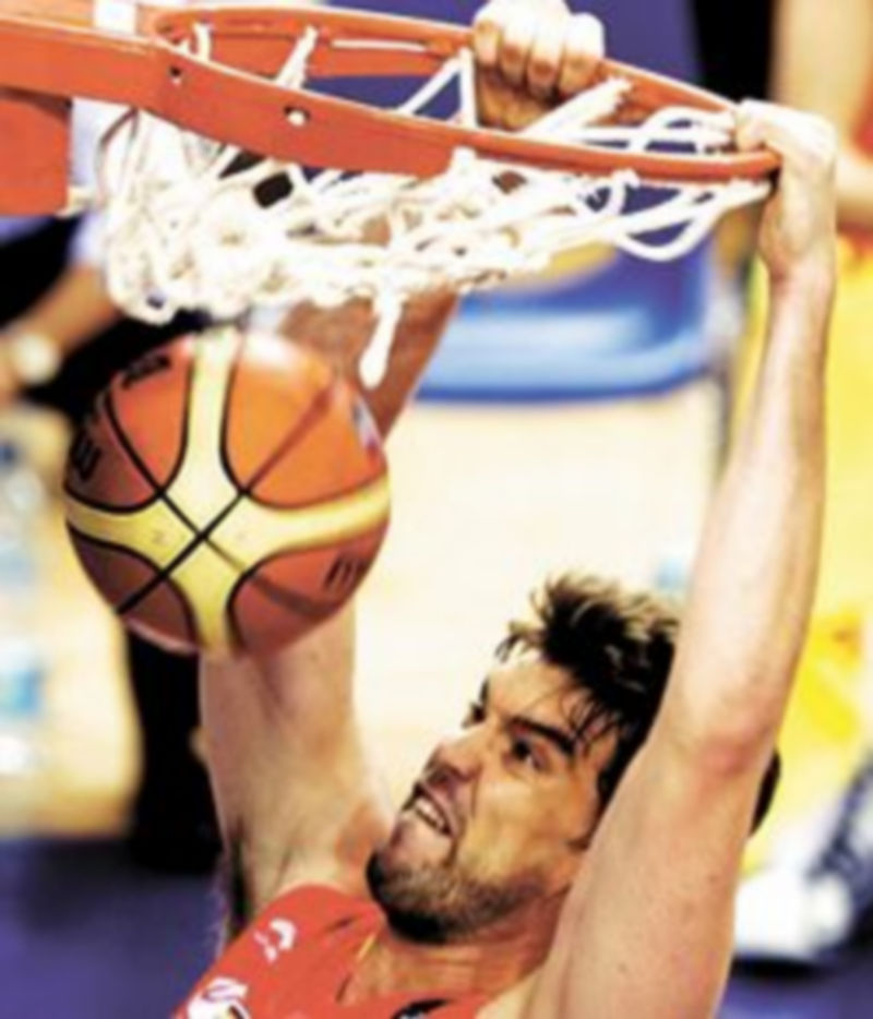 Marc Gasol se cuelga del aro tras firmar un mate ante Líbano. / Efe