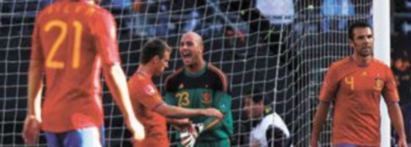 Reina se lamenta tras encajar el tercer anto ante Argentina. / Reuters