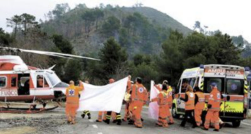 Los equipos de emergencias trasladan al piloto hasta el helicóptero que lo llevó a un centro sanitario. / Efe