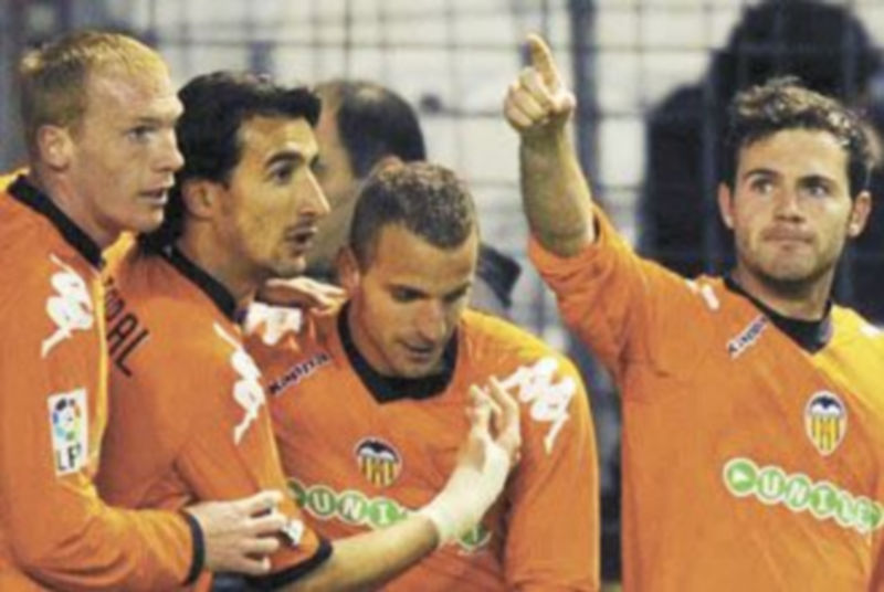 Juan Mata celebra el primer tanto valencianista con sus compañeros. / Miguel Toña (Efe)