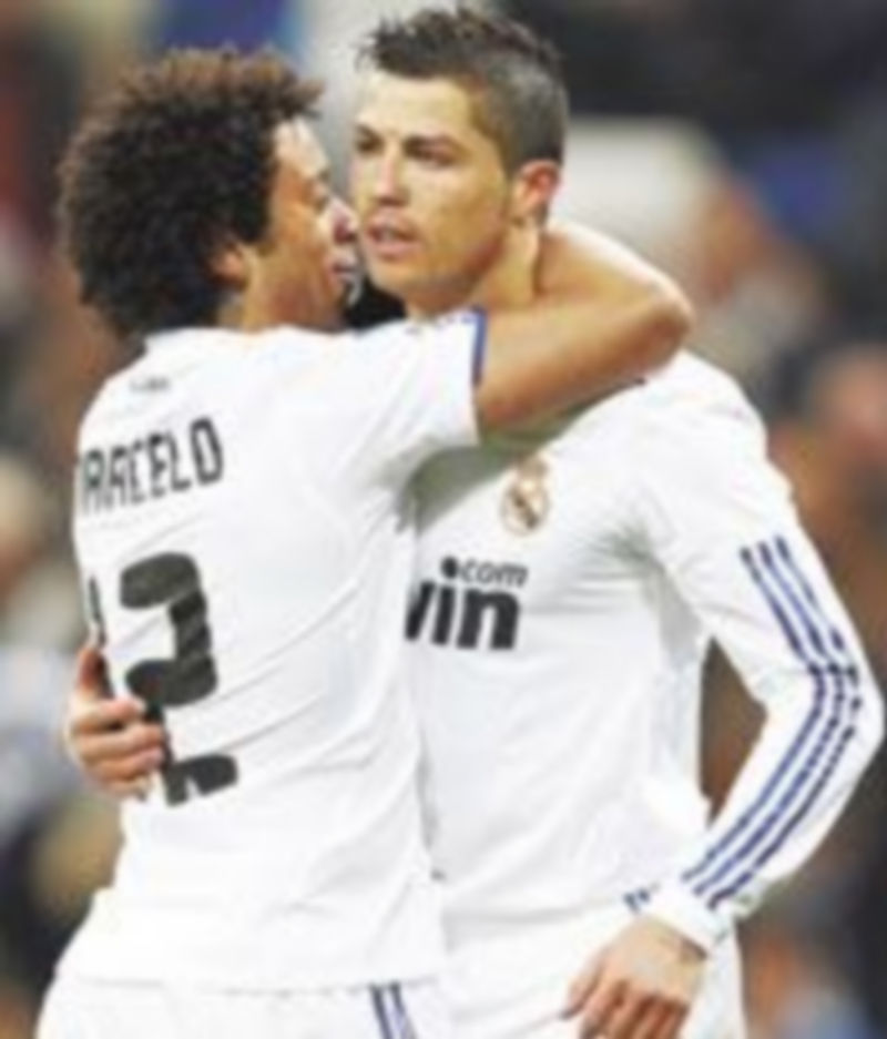 Marcelo felicita a Cristiano Ronaldo tras el segundo tanto del portugués. / Reuters