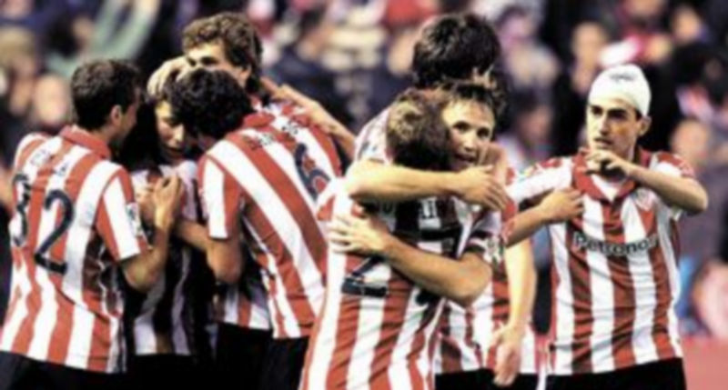 El Athletic recupera la quinta plaza de la tabla 1 Los jugadores del Athletic se abrazan tras el triunfo frente al Sevilla en San Mamés. / Efe