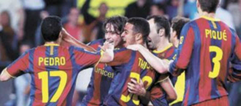 Los jugadores del Barcelona celebran el tanto del canterano Thiago Alcántara. / Efe