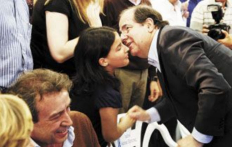 Herrera saluda a una simpatizante en Zamora