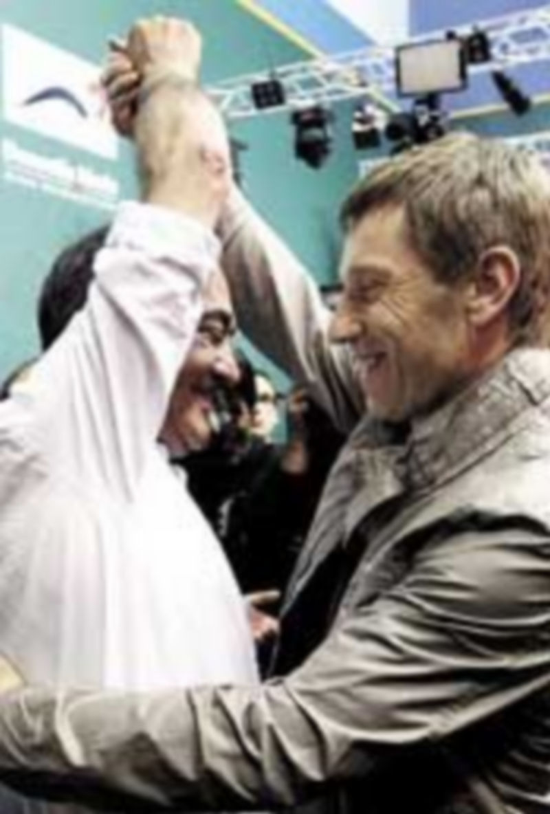 Martín Garitano se abraza al histórico dirigente ‘batasuno’ Rufi Etxebarria. / Efe