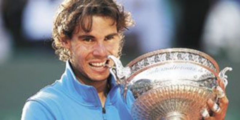 Rafa Nadal muerde la Copa de los Mosqueteros conquistada en la pista Philippe Chatrier. /Efe