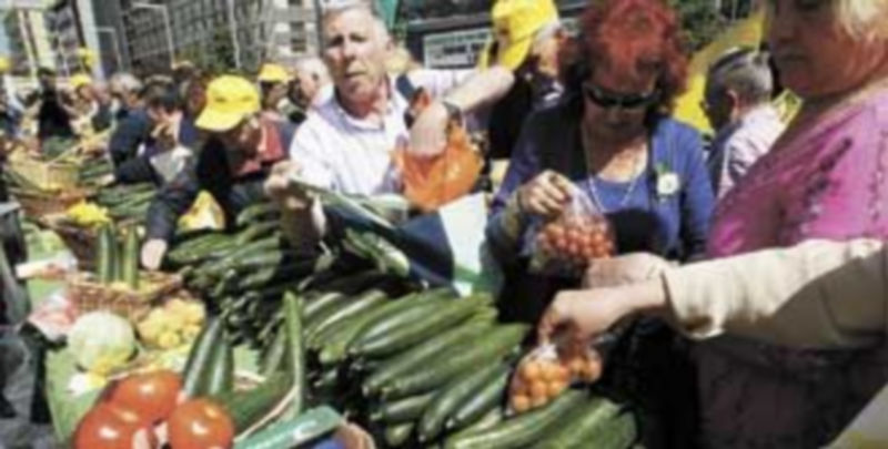 Los agricultores regalaron 40.000 kilos de sus productos en Madrid para protestar por sus pérdidas. / Efe.